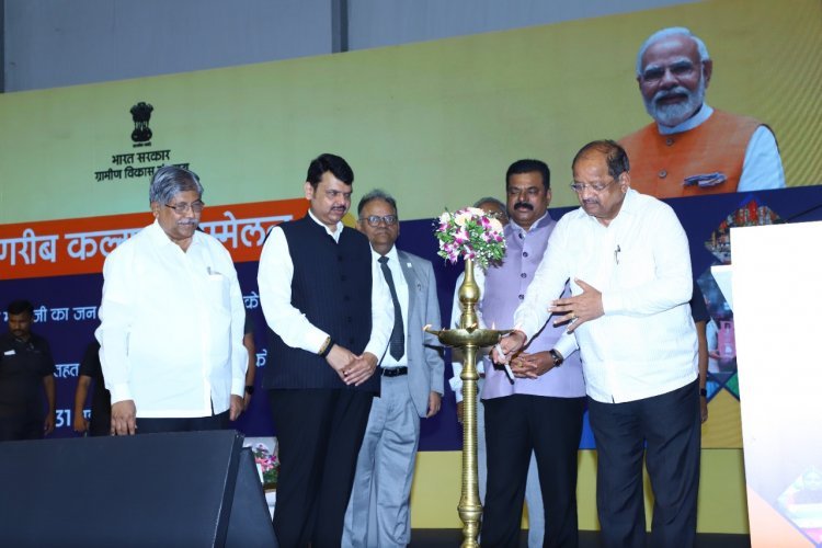 Hon’ble PM Shri Narendra Modi interacts with beneficiaries of public welfare scheme