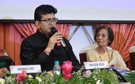 Prasoon Joshi Launches Dr. Hema Joshi's Book 'Do Palkon Ki Chhavn Main'