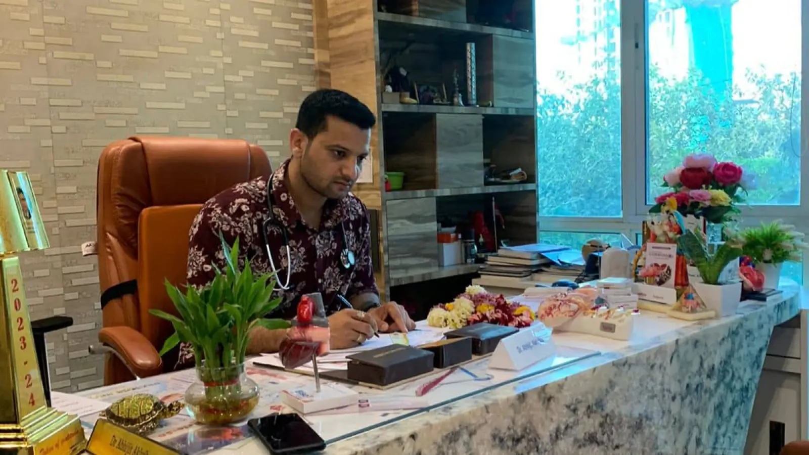 Dr. Raghuveer Singh Deora of CORDIS Criticare treated Nikesh Jain Madhani’s father Tarachand