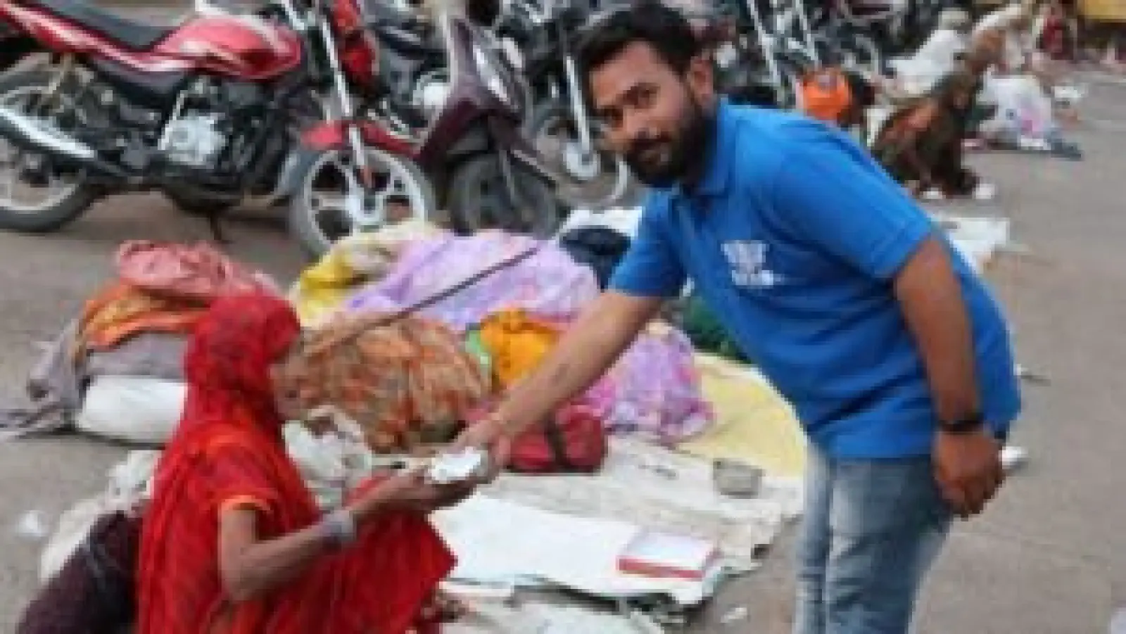 BRRO Education Association Team Feeds Elders in Narmadapuram on Amavasya