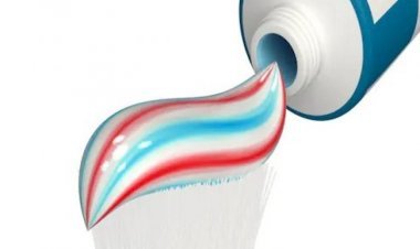 Do You Know Why Toothpaste Has Blue-reddish Streaks? Special Reason Behind