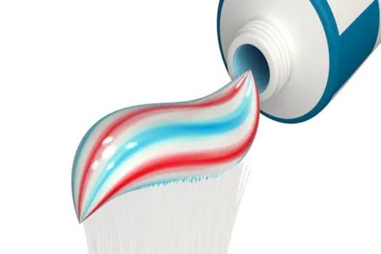 Do You Know Why Toothpaste Has Blue-reddish Streaks? Special Reason Behind