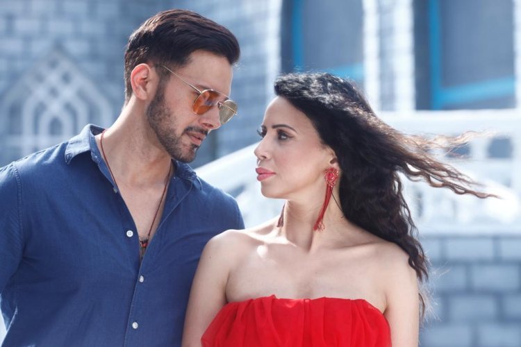 Rozlyn Khan makes a comeback with Rajniesh Duggal in 'Aa Bhi Jaa'