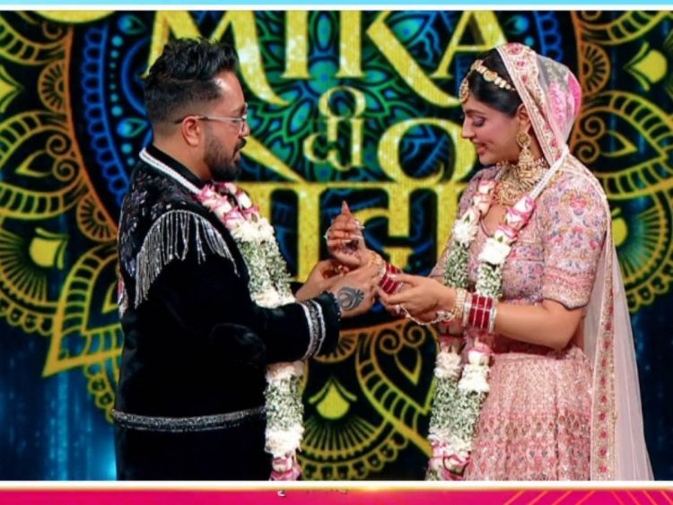 Akansha Puri wins the heart of Mika Singh : Mika Di Vohti