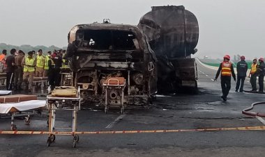 Fuel tanker and bus collision in Pakistan: 20 people killed
