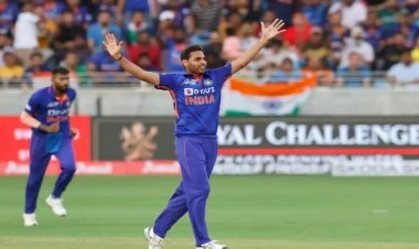 See How Babar Azam Caught In Bhuvneshwar's Trap