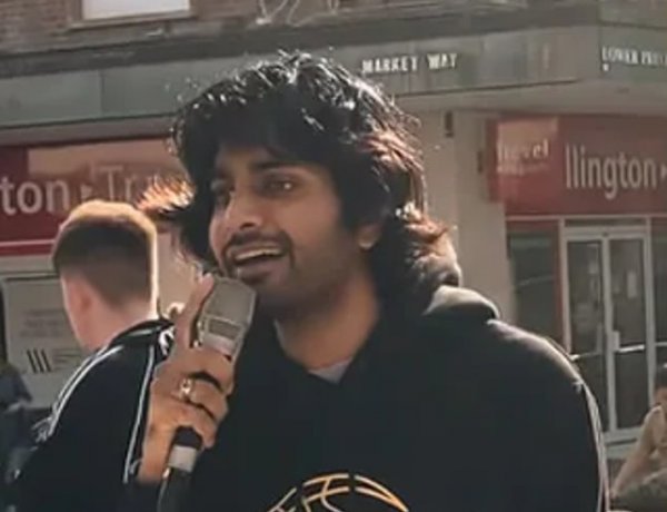 Street performer Vish sang 'Kal Ho Na Ho' on the road, UK netizens compare Arijit Singh
