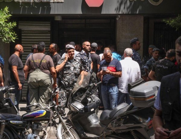 Gunman threatened to take 10 people hostage in the bank, and the police surrounded the area