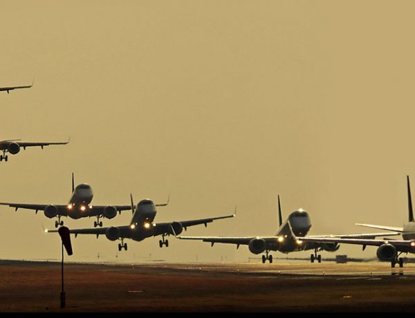 Crosswind prevented the landing of 11 planes, 9 diverted