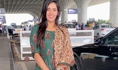 Kavya Thapar looks like a perfect diva in a salwar suit as she gets clicked by the shutterbugs at the Mumbai airport