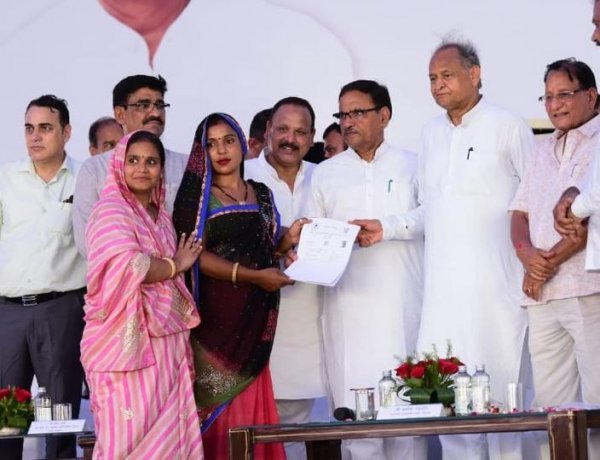 In front of CM Gehlot, the mayor told Municipal Corporation's poverty