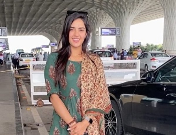 Kavya Thapar looks like a perfect diva in a salwar suit as she gets clicked by the shutterbugs at the Mumbai airport