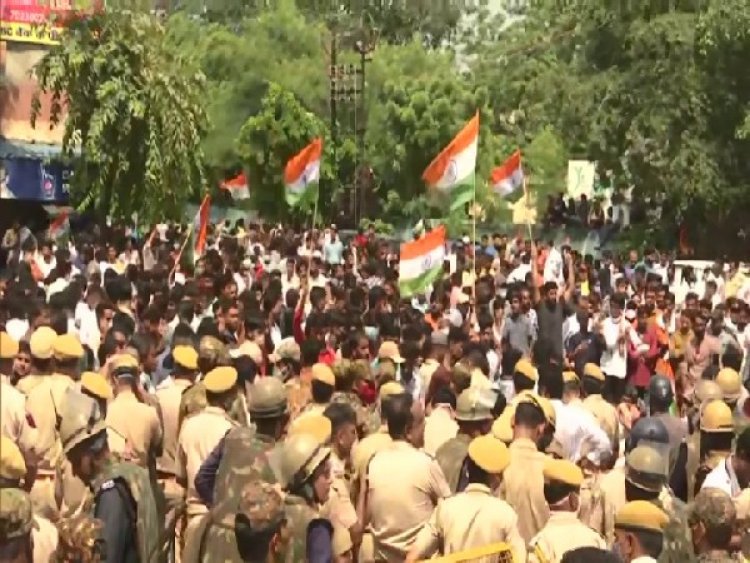 Unemployed rally in Jaipur in support of police