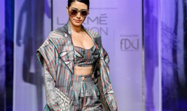Warina Hussain Turns Showstopper At Lakmé Fashion week