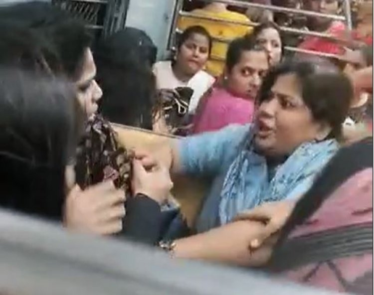 Women clashed over seat in Mumbai local; 2 women fought fiercely