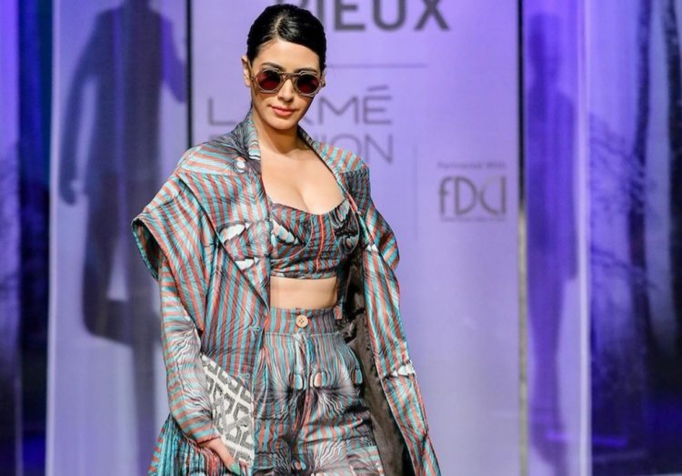 Warina Hussain Turns Showstopper At Lakmé Fashion week