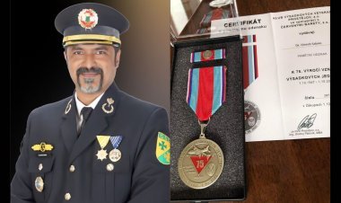 Lazarus Union Czech & Slovak Republic Delegation &  Klub Výsadkových Veteránů Prostějov's  bestow “Commemorative Medal” to Dr.Dinesh Sabnis of India
