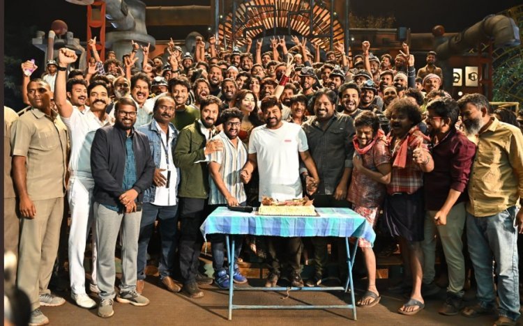 Urvashi Rautela and Chiranjeevi celebrate Meher Ramesh's birthday on Waltair Veerayya sets