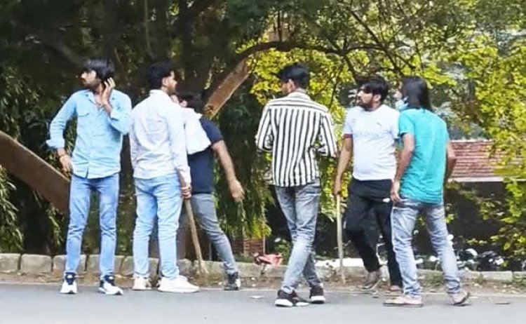 In JNU, two groups of students went with sticks and sticks: outsiders were also called to the campus