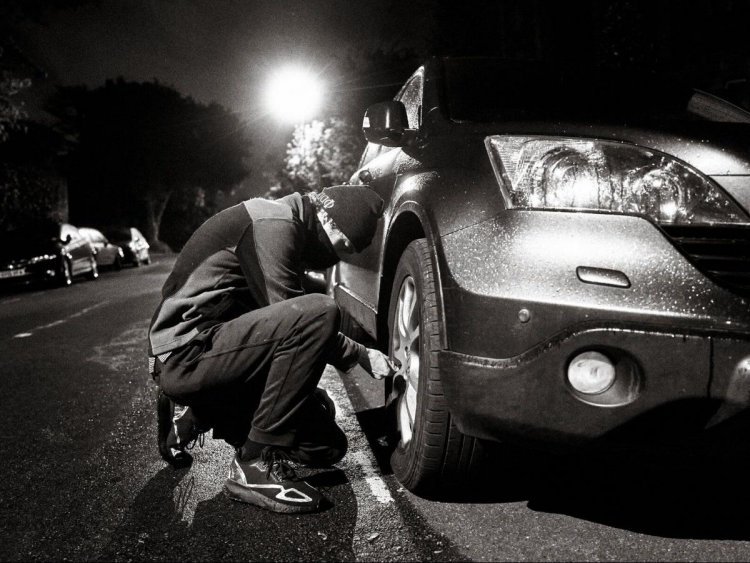 Climate activists puncture the tires of 900 cars