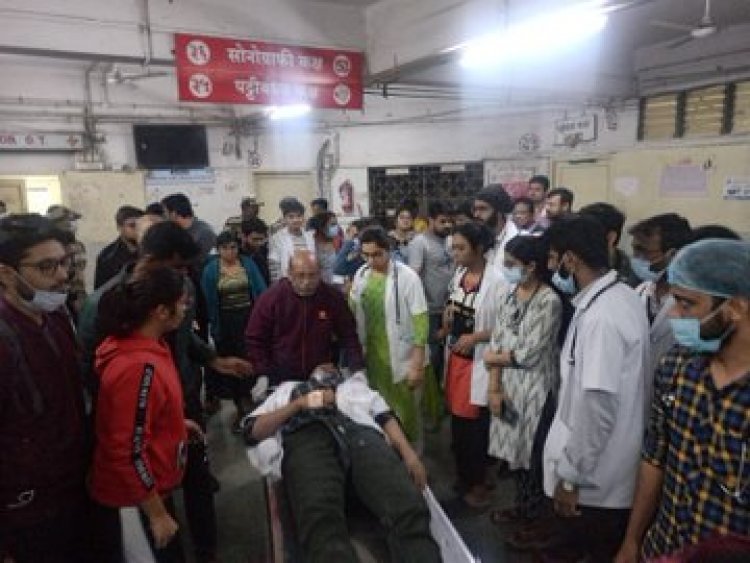 Patient stabbed the doctor's neck: Was admitted to Yavatmal hospital for 2 days