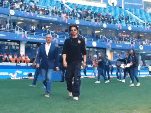 Shahrukh Khan was seen helping to handle the handbag: T20 reached Dubai in the opening ceremony