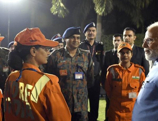 Prime Minister Modi met the soldiers who returned from Turkey, praised Operation Dost