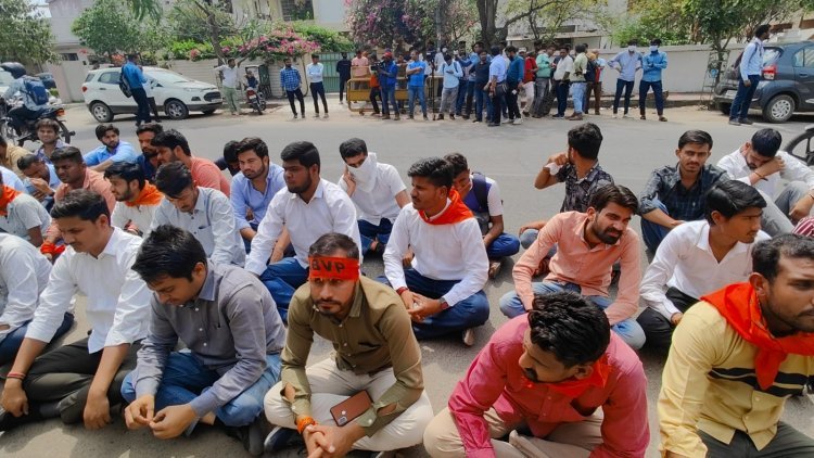 ABVP sang hymns for the wisdom of the police