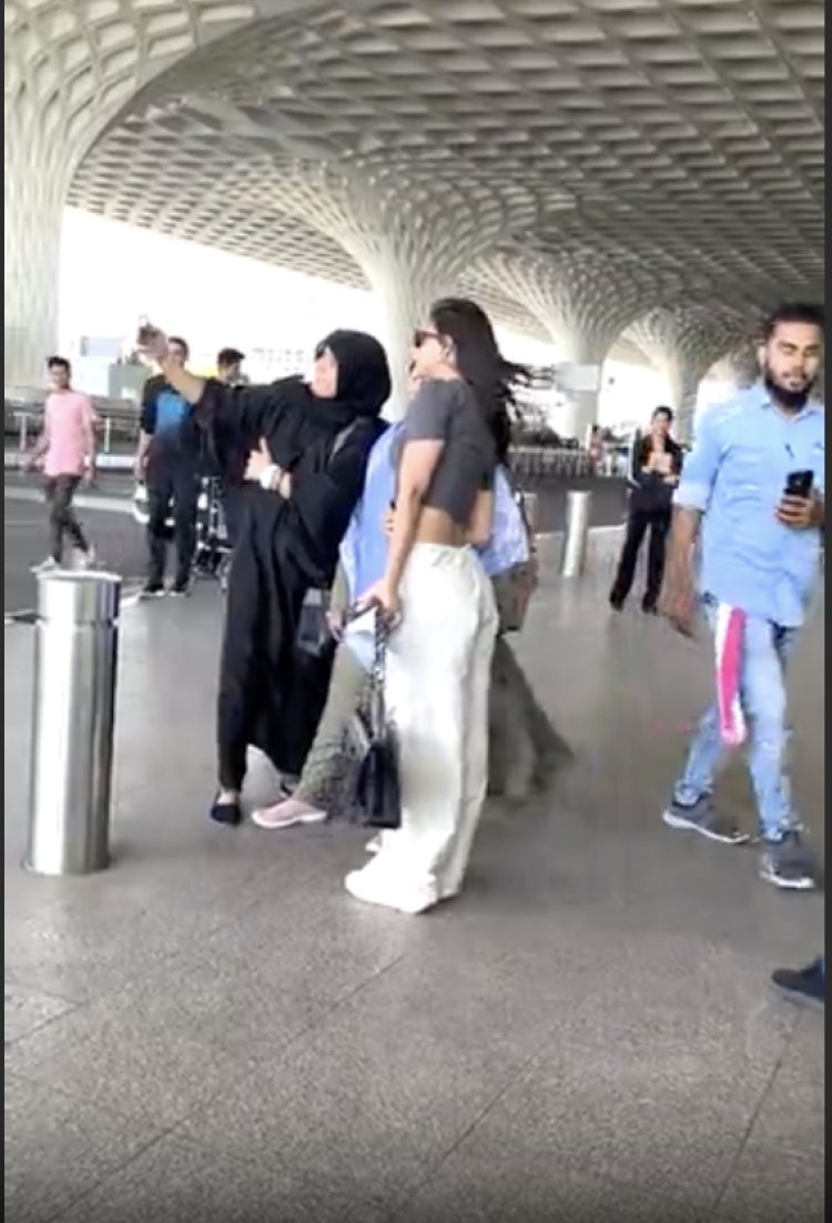 Suhana Khan spotted at the airport: seen in a simple look