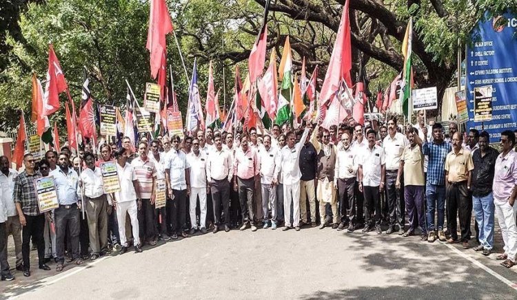 Central employees raised the demand for OPS: Railway employees took out a rally and warned the central government