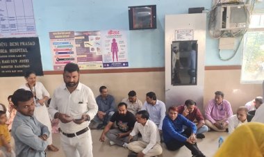 Uproar in Jaipuria Hospital: Demonstration of employees against APO to lab technician