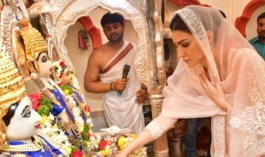 After the release of the motion poster of Adipurush, Kriti Sanon took the blessings of Ram-Siya, visited the Ram temple