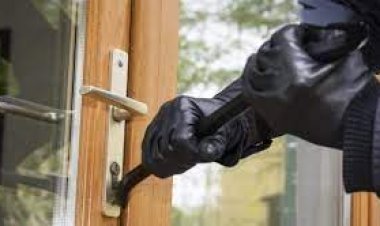 Lakhs of rupees stolen from the wardrobe of the house