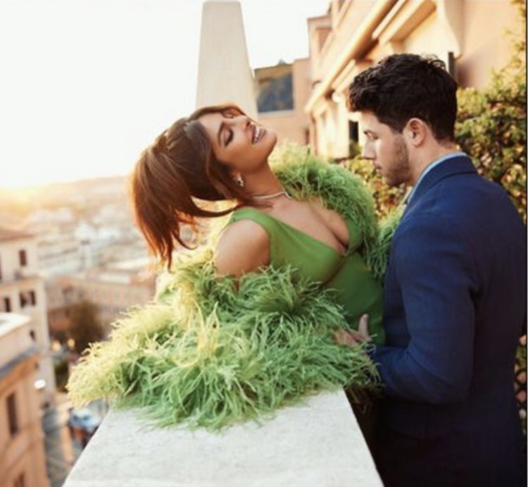 Priyanka Chopra-Nick Jonas got romantic in the balcony, trolls took the last picture, people said – you have your own wife