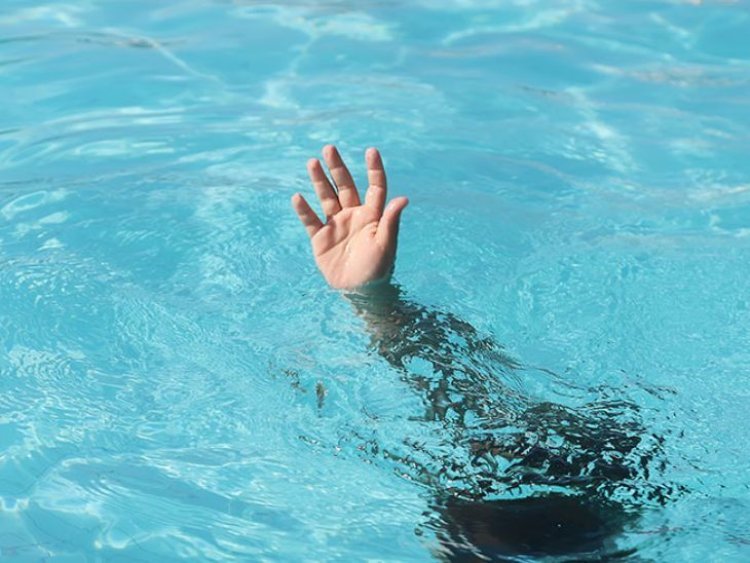 Young man jumped on elderly in the swimming pool, death