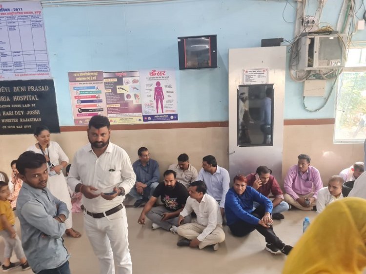 Uproar in Jaipuria Hospital: Demonstration of employees against APO to lab technician