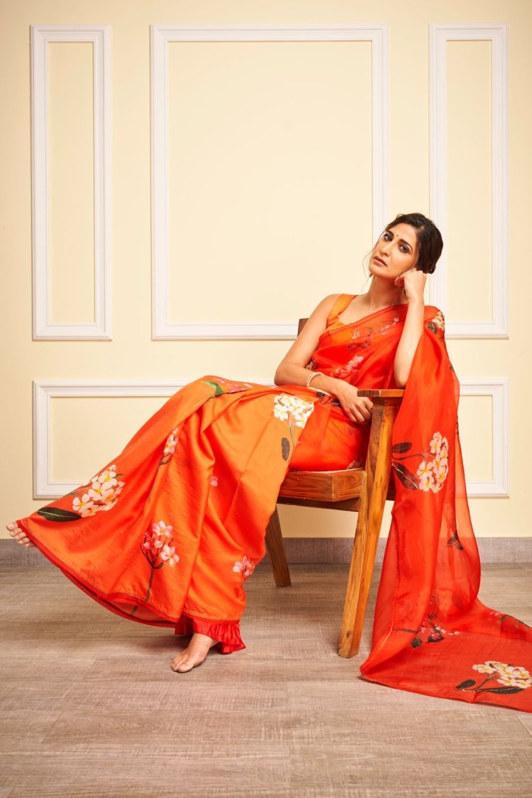 Aahana Kumra Mesmerizes Fans with Stunning Traditional Look in Orange Printed Saree