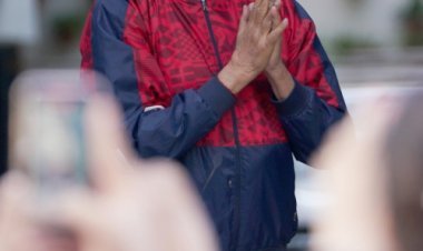 Amitabh Bachchan meets fans barefoot for this special reason, the reason will increase respect for Big B