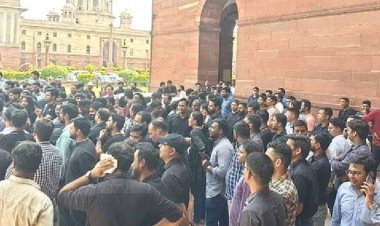 Demonstration of CSS personnel outside North Block: said- 1624 posts are vacant yet no promotion has been done for 9 years