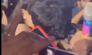 Arijit Singh was singing a romantic song in a live concert show, then the girl proposed to her boyfriend by locking lips