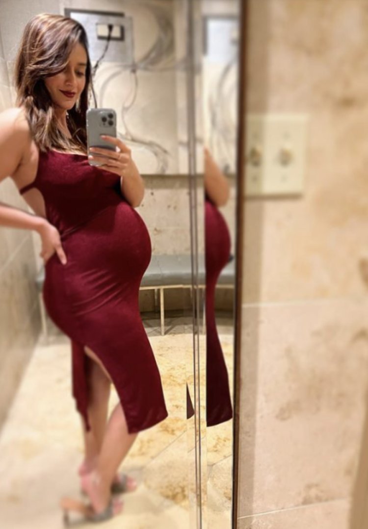 Ileana D'Cruz shared photo of baby bump, pregnancy glow on her face