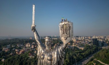 Ukraine changed the symbol of the Soviet era, hammer and sickle will no longer be seen on the shield of the Motherland Monument