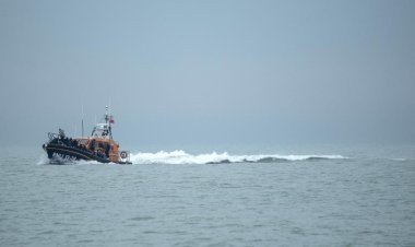 Paris: Boat overturned while crossing the English Channel, one person died; More than 50 people were rescued