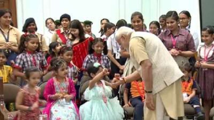 PM Modi celebrated Rakshabandhan with school children, said - this is a sacred reflection of our culture