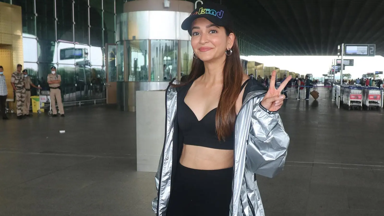 Actresses Who Nailed the Airport Look with Caps