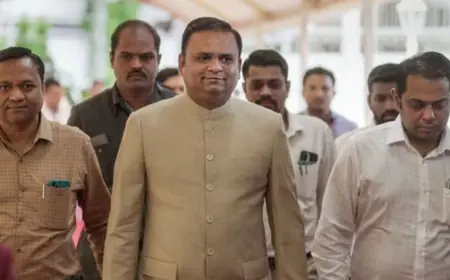 SC orders Maharashtra Speaker to decide on disqualification petition of MLAs by January 10