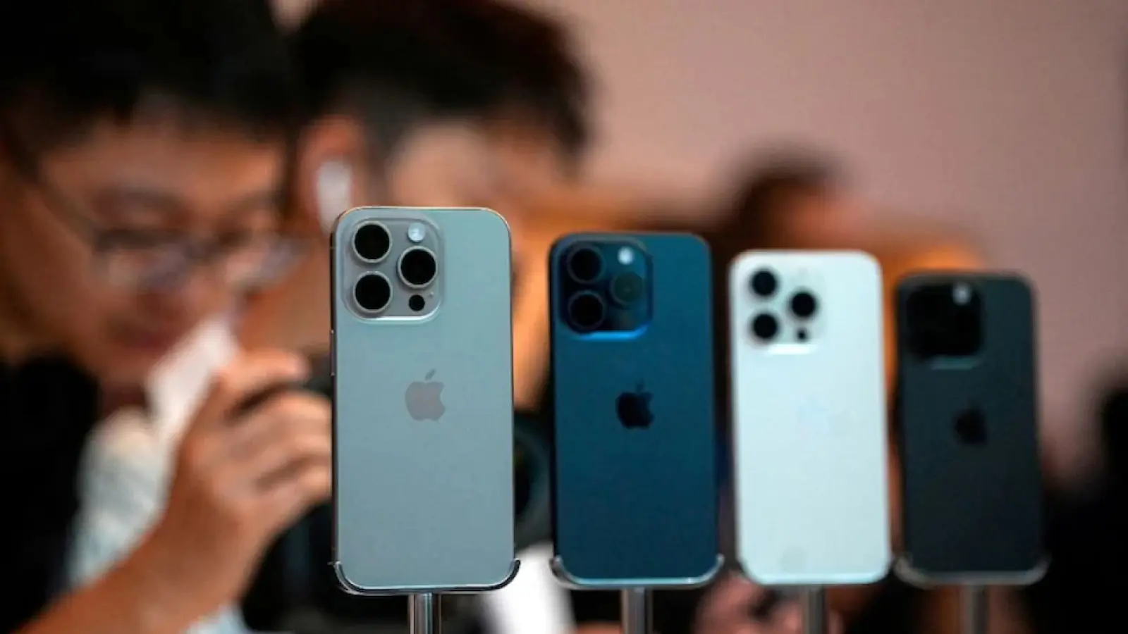 Apple's record sales in India: iPhones and other products worth eight billion USD sold; plans to set up stores in Noida-Pune-Bangalore