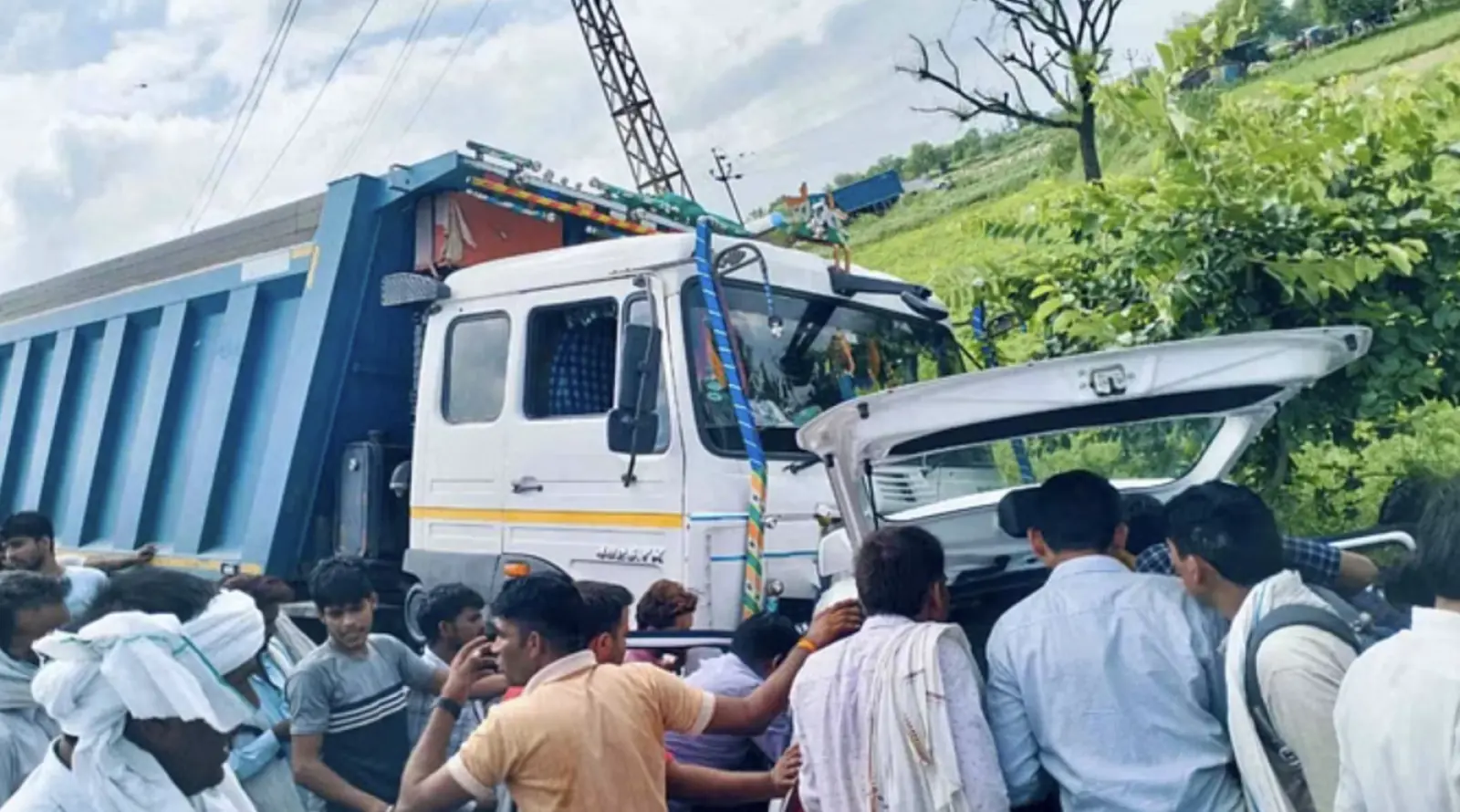 Rajasthan News: Revenue officials' car collided with a dumper, Naib Tehsildar, Patwari and Girdavar died