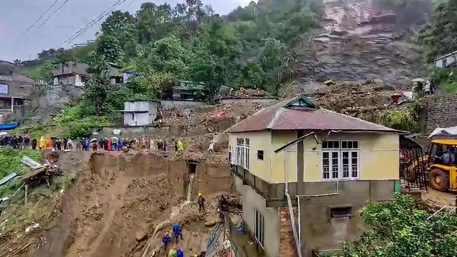 Heavy rains wreak havoc in Andhra Pradesh, 4 people died due to landslide