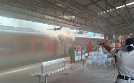 Korba Express standing at the railway station suddenly caught fire, many AC bogies burnt